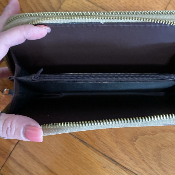 Wristlet/wallet - Picture 2 of 3